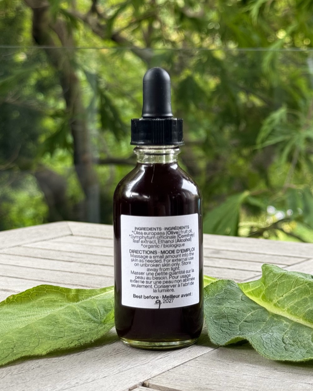 Back label listing ingredients: organic olive fruit oil, comfrey leaf extract and alcohol